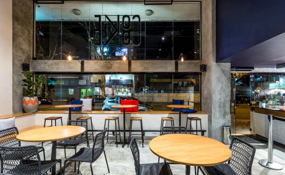 Vitrine para quem passa na rua, iluminação natural para o café e conexão com a cidade. Vitrine para quem passa na rua, iluminação natural para o café e conexão com a cidade.