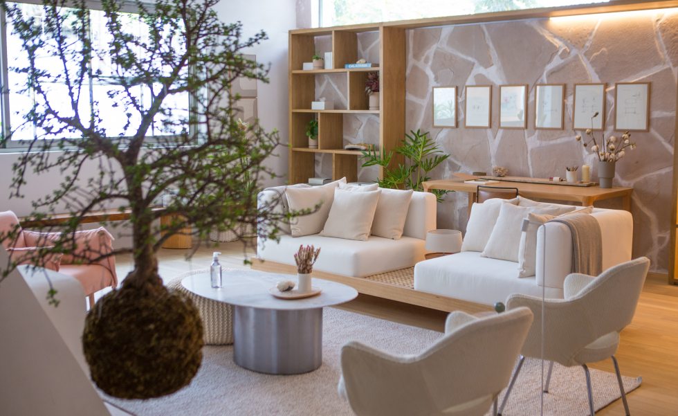  Na sala de estar projetada pela arquiteta Maria Barros os elementos e materiais naturais são destaque, trazendo a natureza de forma sutil como elemento da decoração. | Foto: Beto Lima   