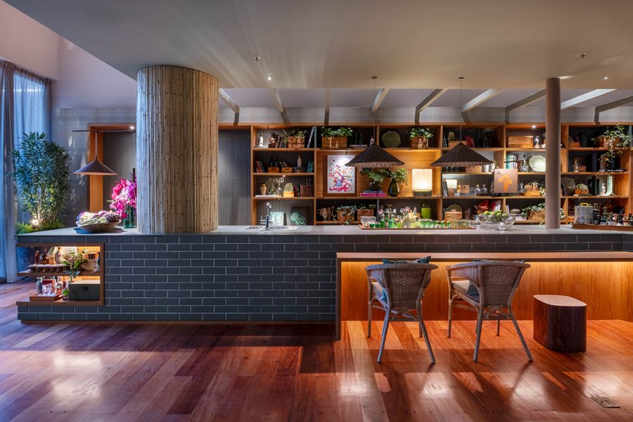 Casa Brisa Deca — Paola Ribeiro: cozinha como coração da casa, mistura de vintage e novo, materiais brutos e mobiliário de história.