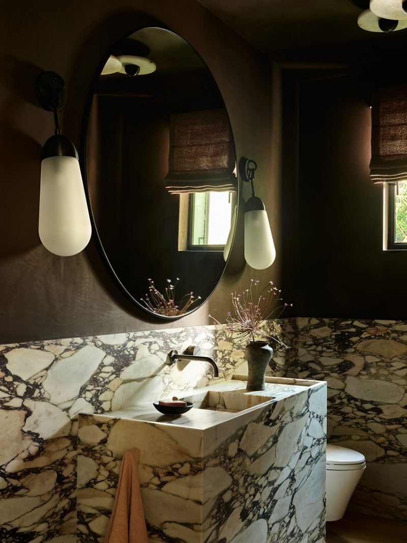 Lavabo com paredes em tom roxo berinjela.