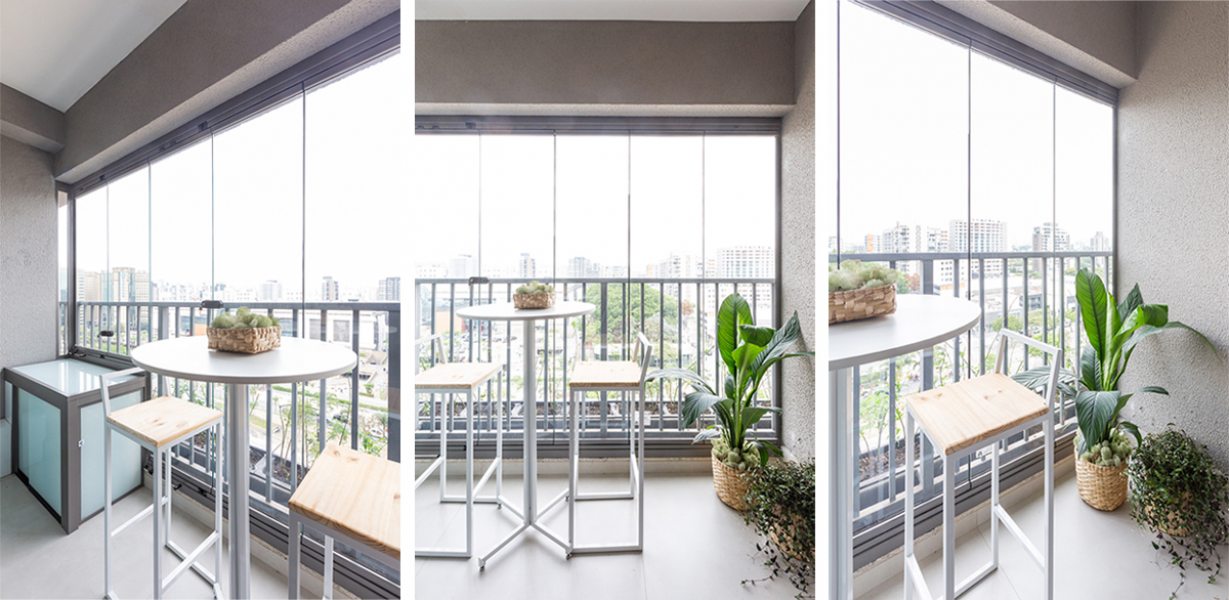 O sistema mais comum de envidraçamento usa roldanas, em que os painéis de vidro deslizam com o peso apoiado na parte superior | Projeto: Freijó Arquitetura | Fotos: Mariana Camargo.