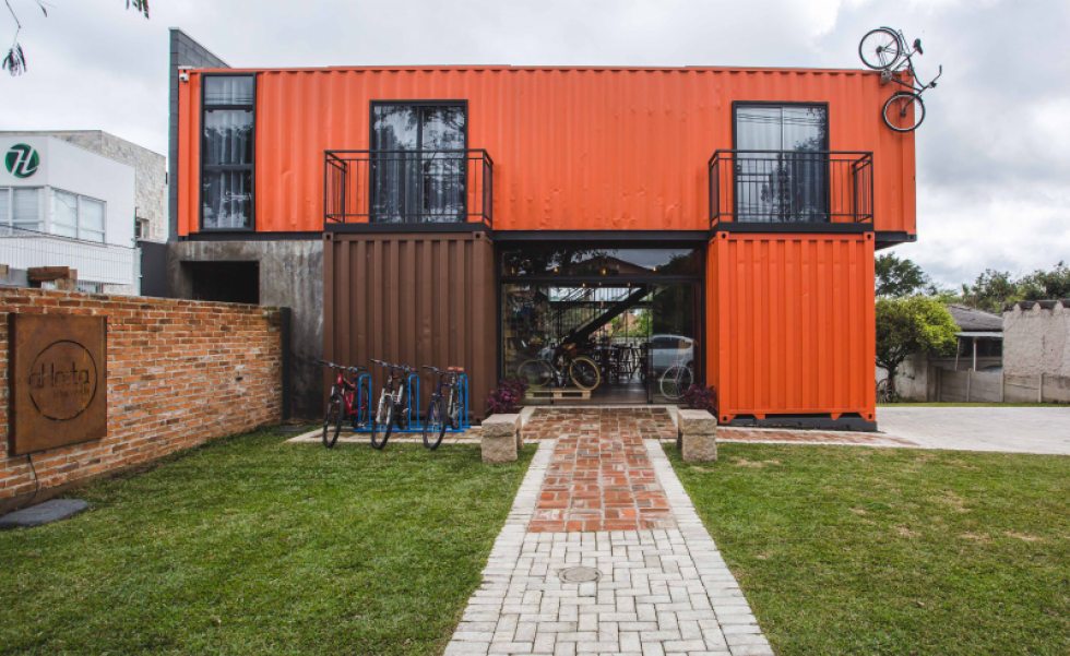 O livre acesso para o edifício cria uma conexão amistosa entre visitantes e lugar. O livre acesso para o edifício cria uma conexão amistosa entre visitantes e lugar.