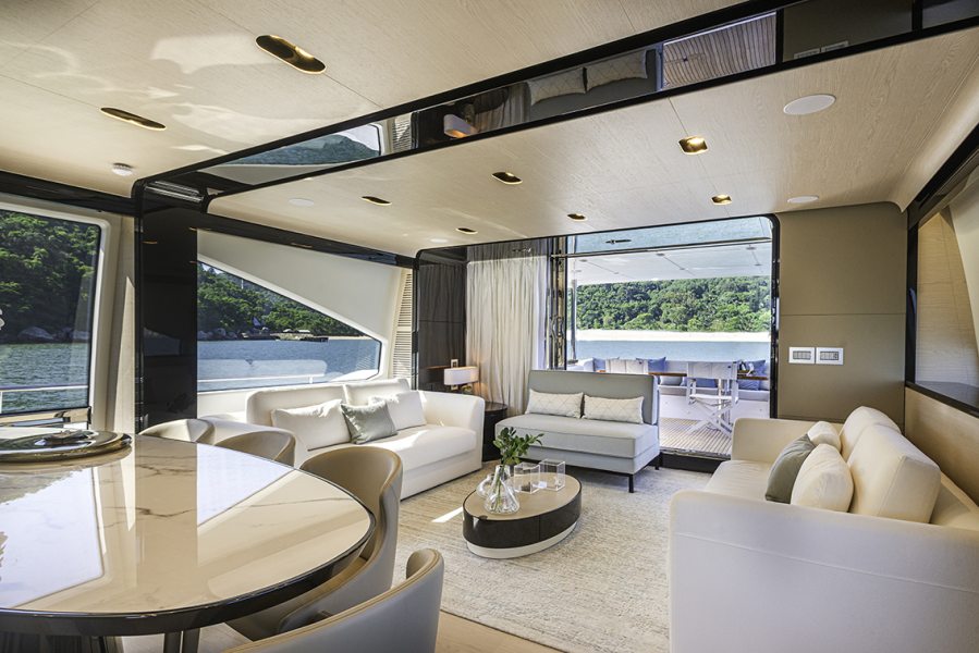 A decoração segue o estilo contemporâneo desenvolvido pelo estúdio italiano Salvagni Architetti e tem o projeto personalizado pela designer de interiores náuticos da Azimut Yachts Brasil, Naiara Bogo