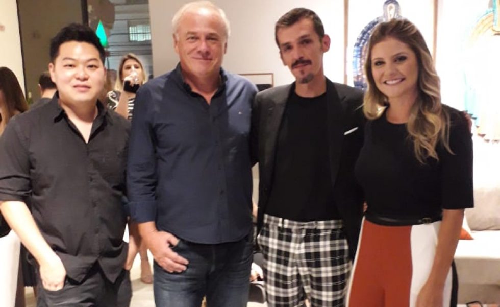 O arquiteto Thiago Tanaka ao lado do empresário Fernando Kersting, do artista Marcos Bazzo e da arquiteta Amanda Mello O arquiteto Thiago Tanaka ao lado do empresário Fernando Kersting, do artista Marcos Bazzo e da arquiteta Amanda Mello