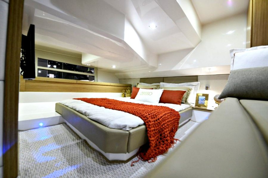 Personalização - Tonalidade do casco, tecidos, solários, áreas gourmet e revestimentos internos devem criar uma identidade única. Cores exploram paletas do azul ao terroso.