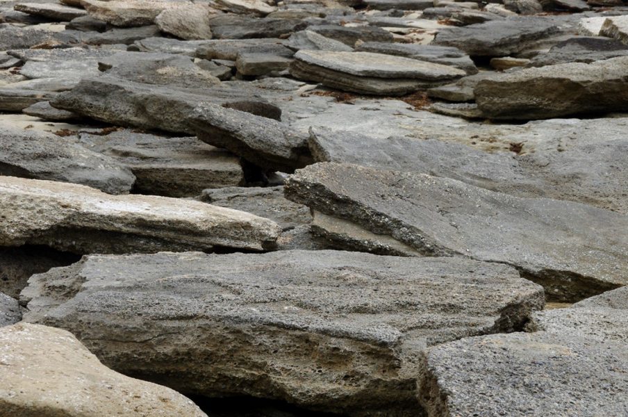 Ardósia: proveniente do xisto, a pedra é muito utilizada em diversas aplicações, incluindo pisos, bordas de piscinas, fachadas e muros