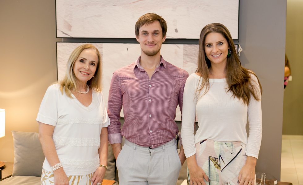 A empresária Sonia Elias e o psicólogo Akim Rohula Neto com a arquiteta Cassiana Galante A empresária Sonia Elias e o psicólogo Akim Rohula Neto com a arquiteta Cassiana Galante