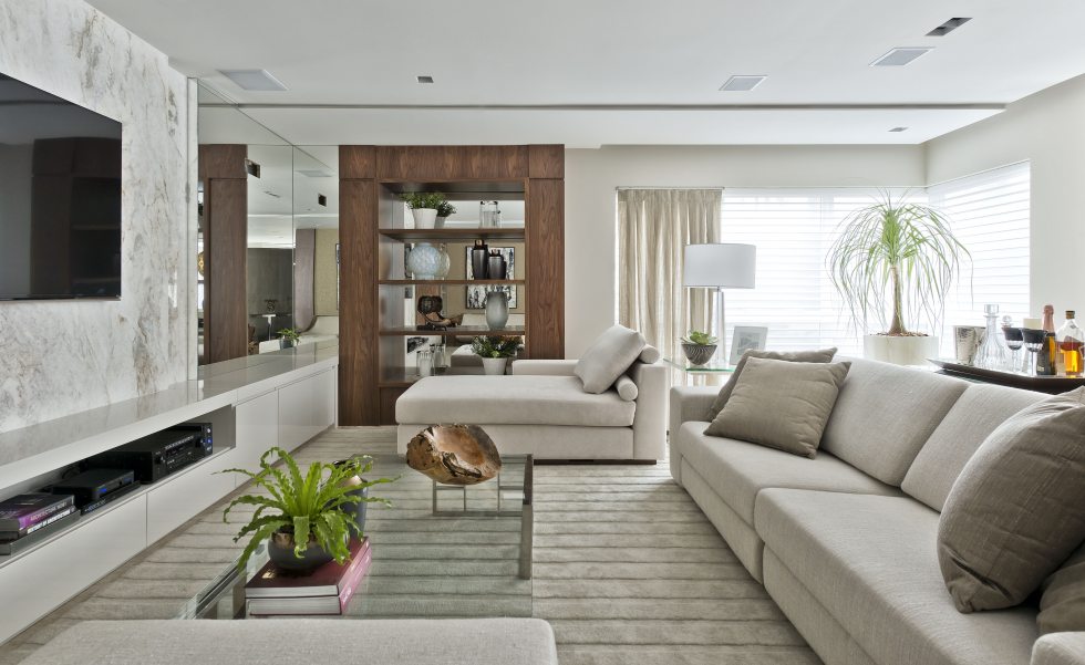 A decoração é contemporânea e clean, mas feita para gerar acolhimento A decoração é contemporânea e clean, mas feita para gerar acolhimento