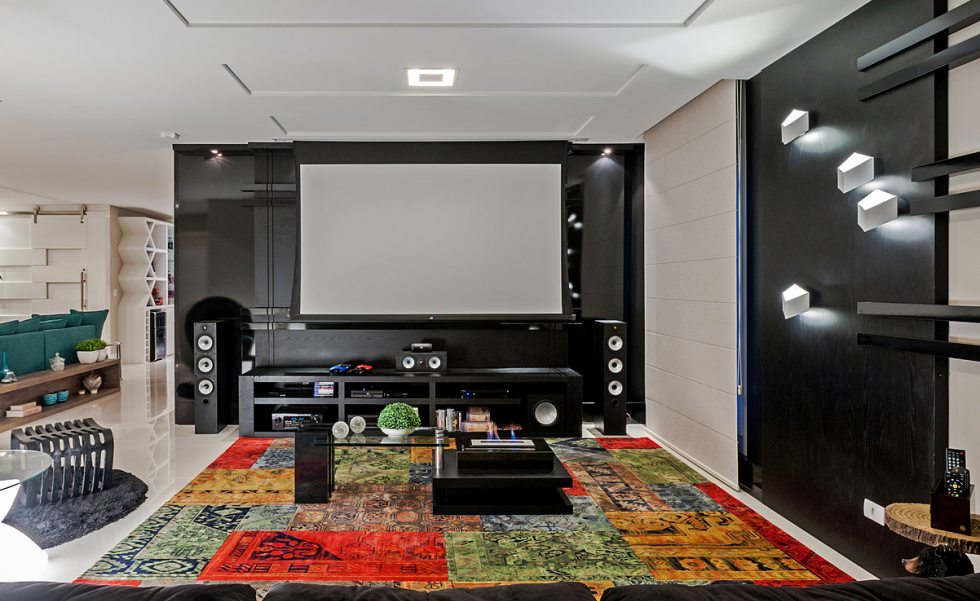 Com tela de projeção e iluminação especial, o home vira uma sala de cinema em casa. Com tela de projeção e iluminação especial, o home vira uma sala de cinema em casa.