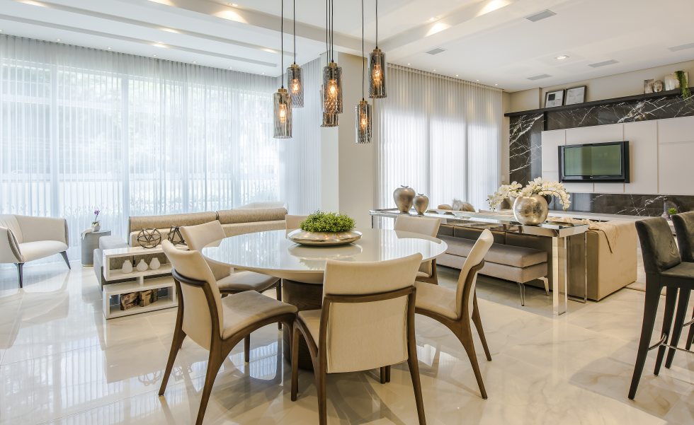 Quatro espaços distintos ocupam o mesmo ambiente: sala de jantar, sala de estar com lareira, sala de TV e churrasqueira. Em primeiro plano, mesa de jantar Tulipa, de Ronald Sasson, com cadeiras Dinna, de Jader Almeida, adquiridas na Ton Sur Ton Quatro espaços distintos ocupam o mesmo ambiente: sala de jantar, sala de estar com lareira, sala de TV e churrasqueira. Em primeiro plano, mesa de jantar Tulipa, de Ronald Sasson, com cadeiras Dinna, de Jader Almeida, adquiridas na Ton Sur Ton