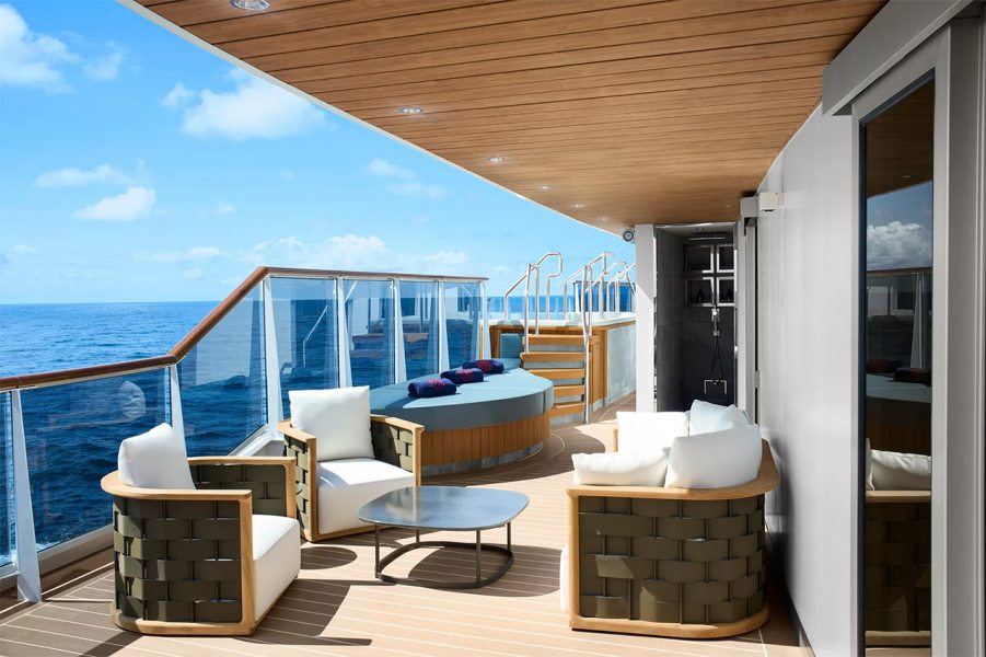 O deck funciona como extens&atilde;o da &aacute;rea social. A banheira privativa refor&ccedil;a a ideia de morar sobre a &aacute;gua e uso sem interfer&ecirc;ncia de &aacute;reas comuns.