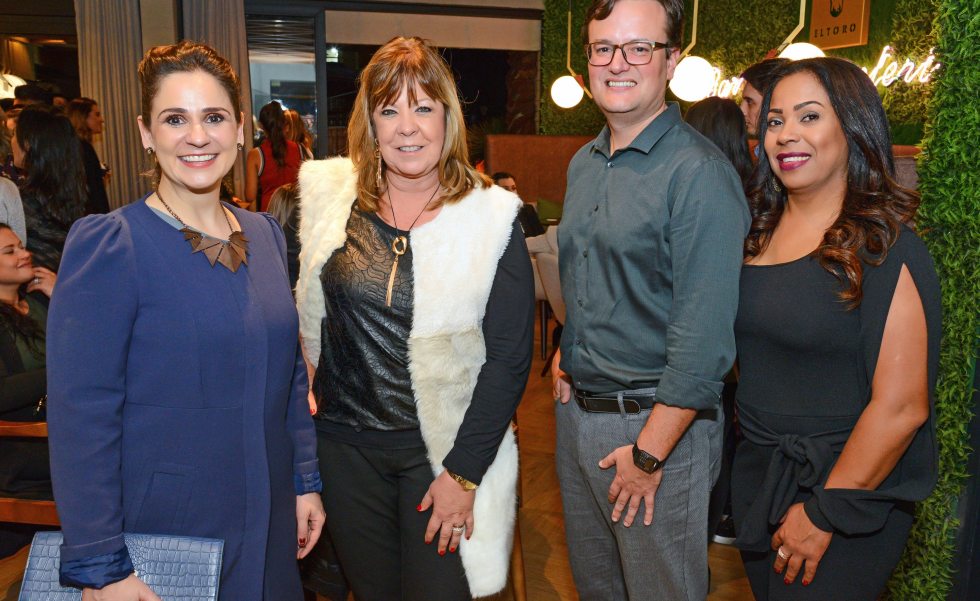 Graziela Rockenbach, arquiteta sênior da Deca, Cintia Helm, proprietária da Impermix, Luiz Guilherme Kachel, representante comercial Deca e Luciane Benevides, gerente do Espaço Impermix. Graziela Rockenbach, arquiteta sênior da Deca, Cintia Helm, proprietária da Impermix, Luiz Guilherme Kachel, representante comercial Deca e Luciane Benevides, gerente do Espaço Impermix.