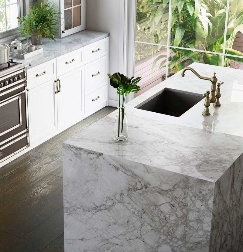 Pedra sinterizada Dekton: superfície ultracompacta, resistente ao calor, riscos e manchas.