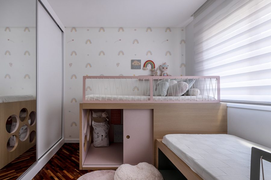 Com jeitinho de casinha ou esconderijo secreto, o espaço embaixo da cama estimula a imaginação e vira refúgio favorito dos pequenos. Projeto Anna Loyola Arquitetura | Foto Bia Nauiack.
