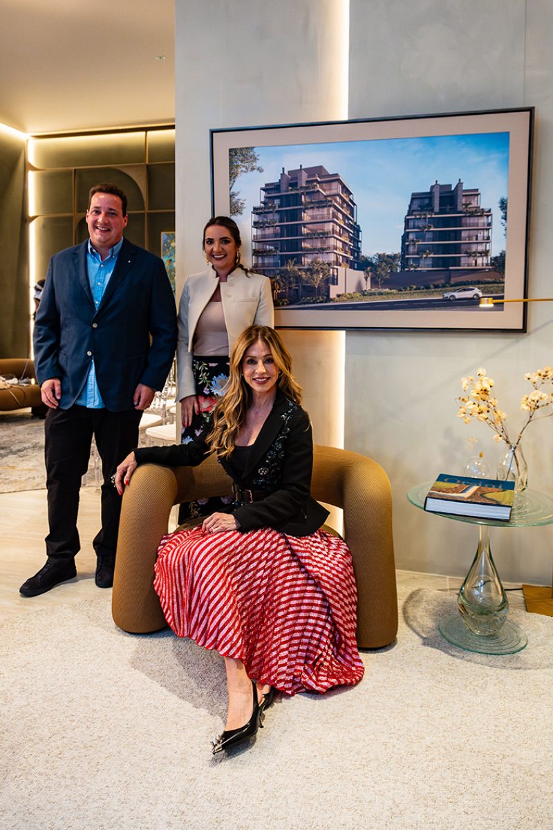 Ricardo Fernandes e Bruna, da Breton Curitiba, com Fernanda. Todos os moveis do Plantão de Vendas são da Breton