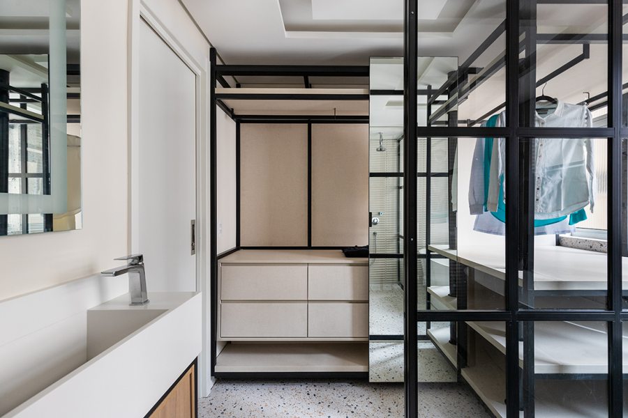 O closet atrelado à sala de banho foi um dos pedidos da moradora