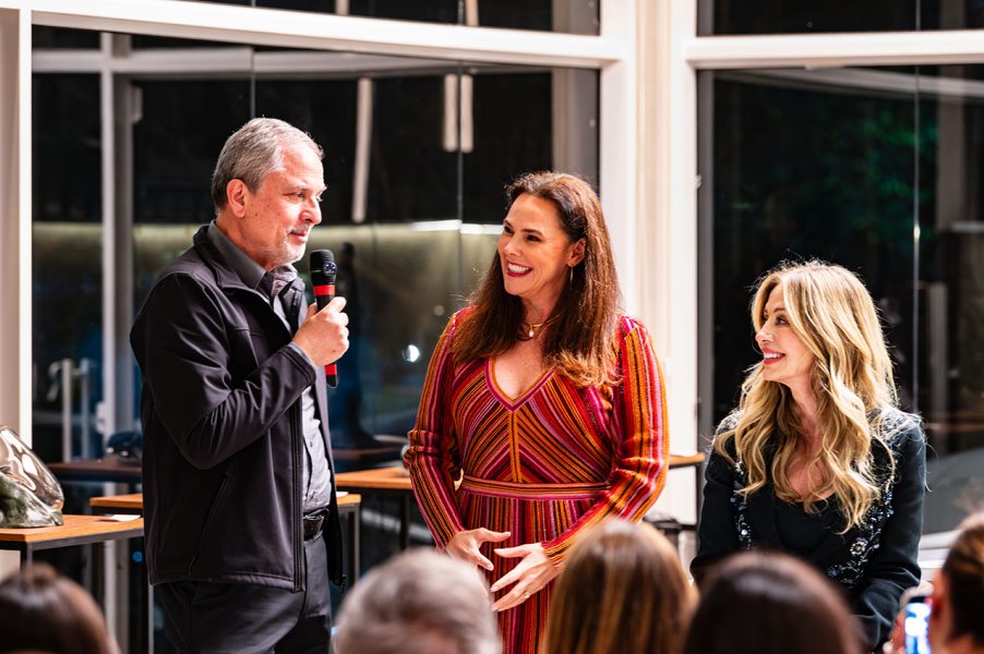 O arquiteto Flávio Schiavon, da Baggio Schiavon Arquitetura, com Adriana Macedo Perin e Fernanda Marques