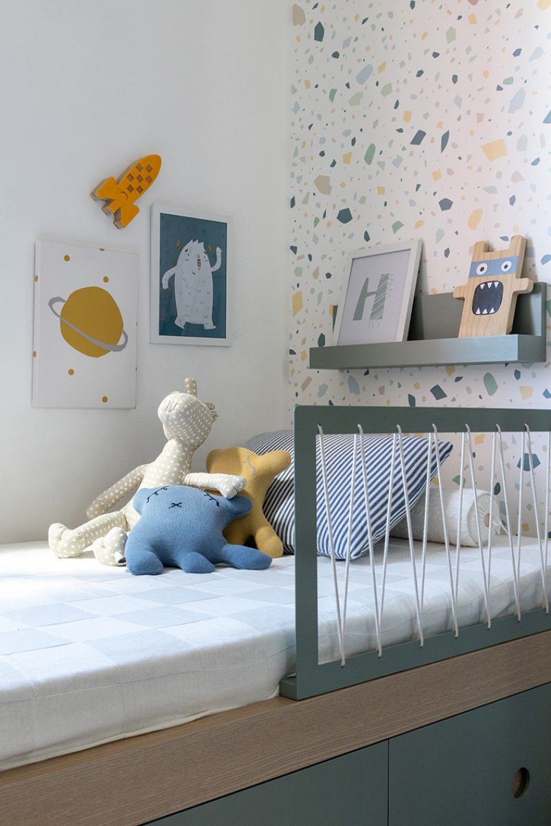 A cama elevada aproveita melhor a área do quarto e permite incluir armários ou gavetas na parte inferior, otimizando o uso do ambiente. Projeto Anna Loyola Arquitetura | Foto Bia Nauiack.