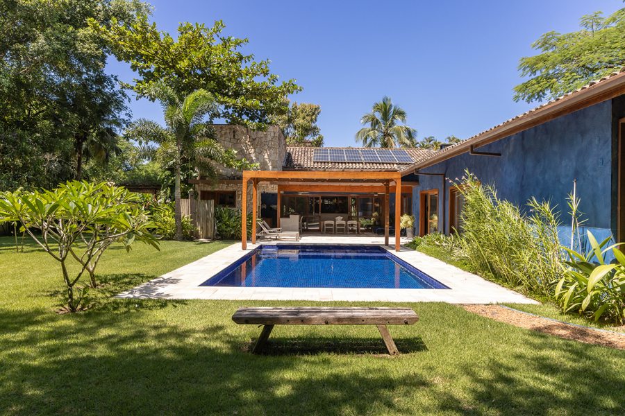 Lazer em família: Piscina, churrasqueira e até um balanço na varanda garantem momentos de diversão para todos.