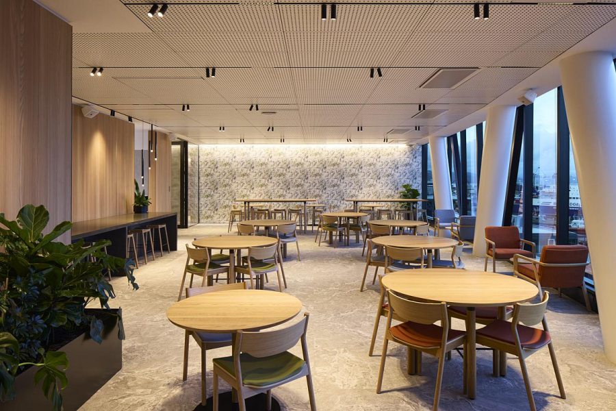 Técnica, intenção e sensação trabalham juntas para definir a experiência do espaço comercial: luz direcionada sobre as mesas e difusas no restante. Projeto Studio Pacific | Foto Jason Mann.