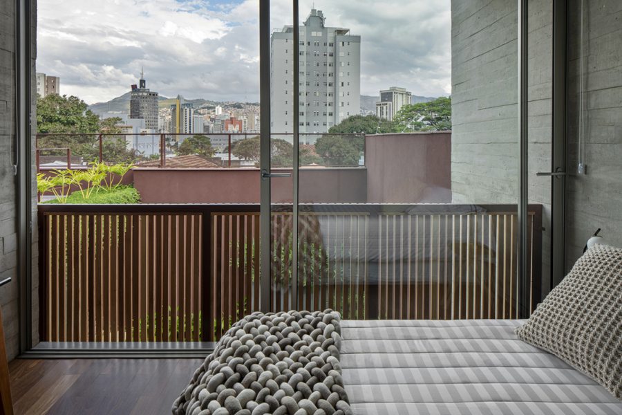 Suíte no andar superior da casa, que se abre para os fundos e tem vista para a área externa