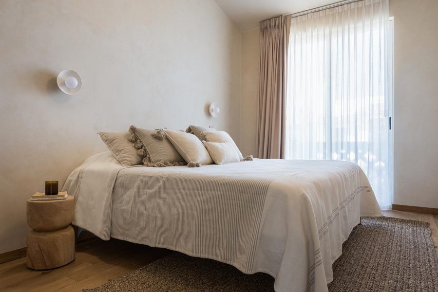 Quarto minimalista: paleta suave, madeira no piso e tecidos naturais criam um ambiente de descanso real.