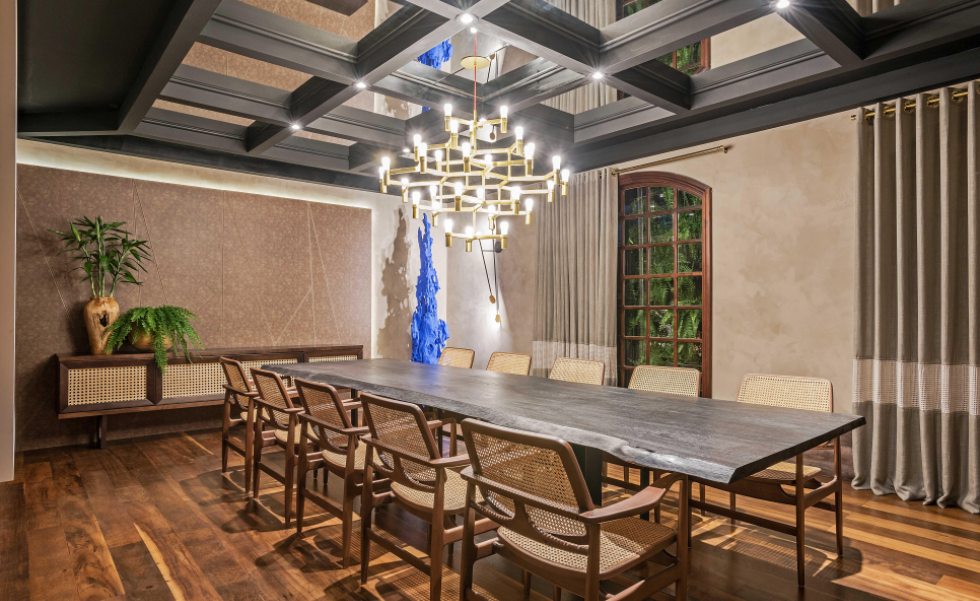 Na Sala de Jantar, por Janaina Macedo, a técnica foi utilizada para mudar a cor da mesa Na Sala de Jantar, por Janaina Macedo, a técnica foi utilizada para mudar a cor da mesa