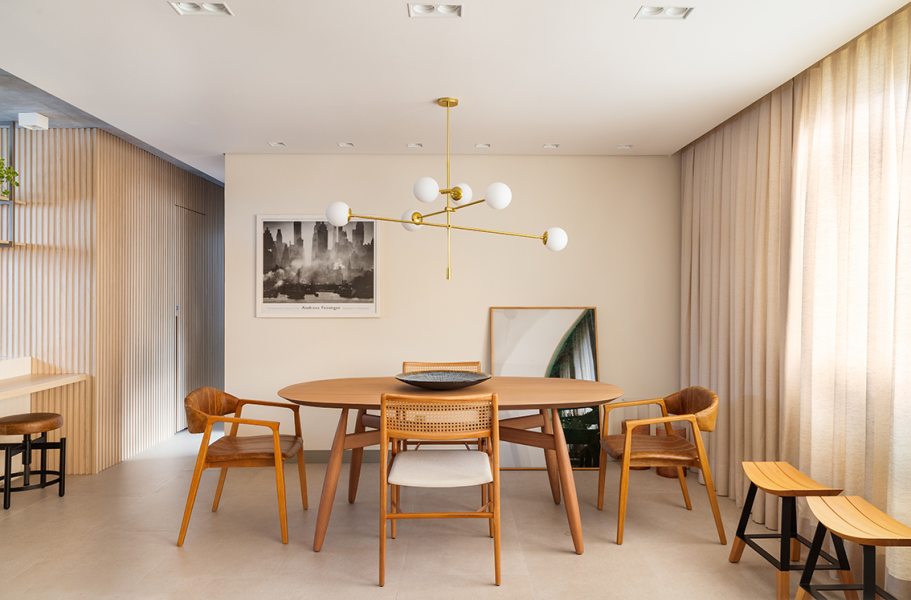 Feito para uma senhora solteira e aposentada, o apartamento aposta no estilo de vida jovem da moradora que aprecia encontros com amigos, cozinhar e assistir um bom filme