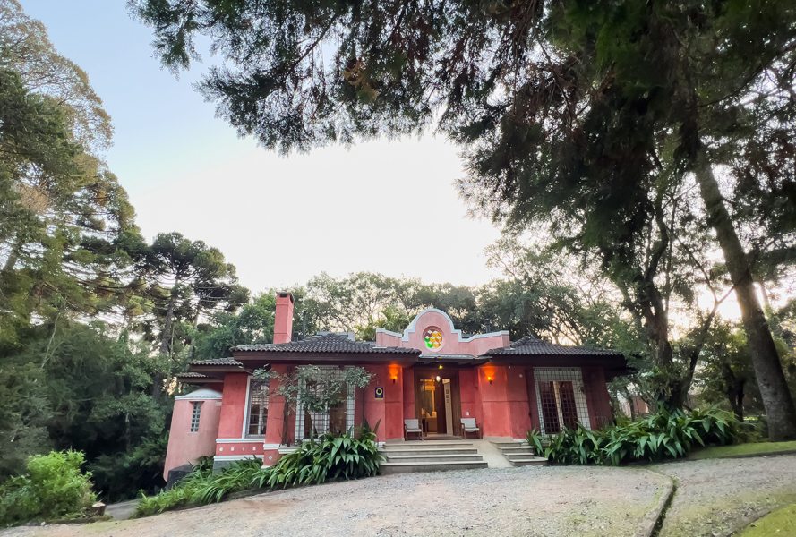 Casa de alto padrão de acabamento com 4 dormitórios voltada para o bosque construída pela DJA Construtora e que agora está à venda pela imobiliária