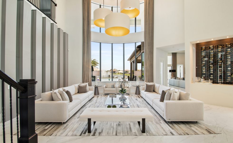 O living recebeu sofá Alin, da Simettria, com tapete em couro e luminárias circulares em linho (Restoration Hardware) para evidenciar a amplitude do pé-direito duplo O living recebeu sofá Alin, da Simettria, com tapete em couro e luminárias circulares em linho (Restoration Hardware) para evidenciar a amplitude do pé-direito duplo