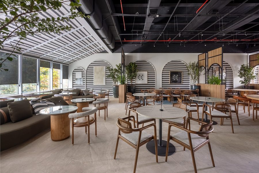 Restaurante Afeto — Ana Cano e Bernardo Villar: arcos organizam percursos e criam enquadramentos.