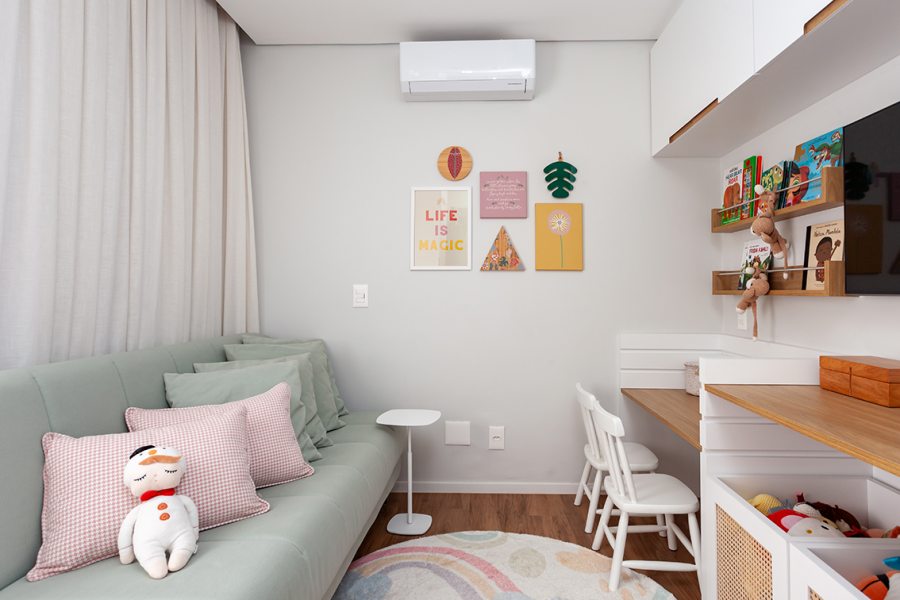 Organização visual clara e móveis proporcionais à altura da criança facilitam o uso do espaço com segurança. Projeto Thaís Monfré Arquitetura | Foto Sof Minatel.
