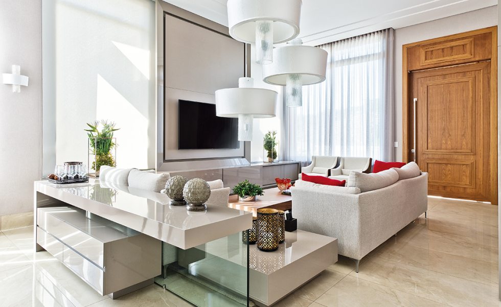 O living recebeu persianas e papel de parede da M. Decor, móveis soltos da Villa Batel, e no piso o porcelanato Portobello Paille ST Laurent 60x120cm acabamento polido O living recebeu persianas e papel de parede da M. Decor, móveis soltos da Villa Batel, e no piso o porcelanato Portobello Paille ST Laurent 60x120cm acabamento polido