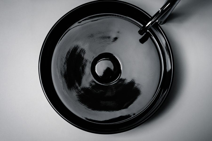 Cuba de apoio preto brilho com monocomando para lavat&oacute;rio da cole&ccedil;&atilde;o Kartell &bull; LAUFEN.