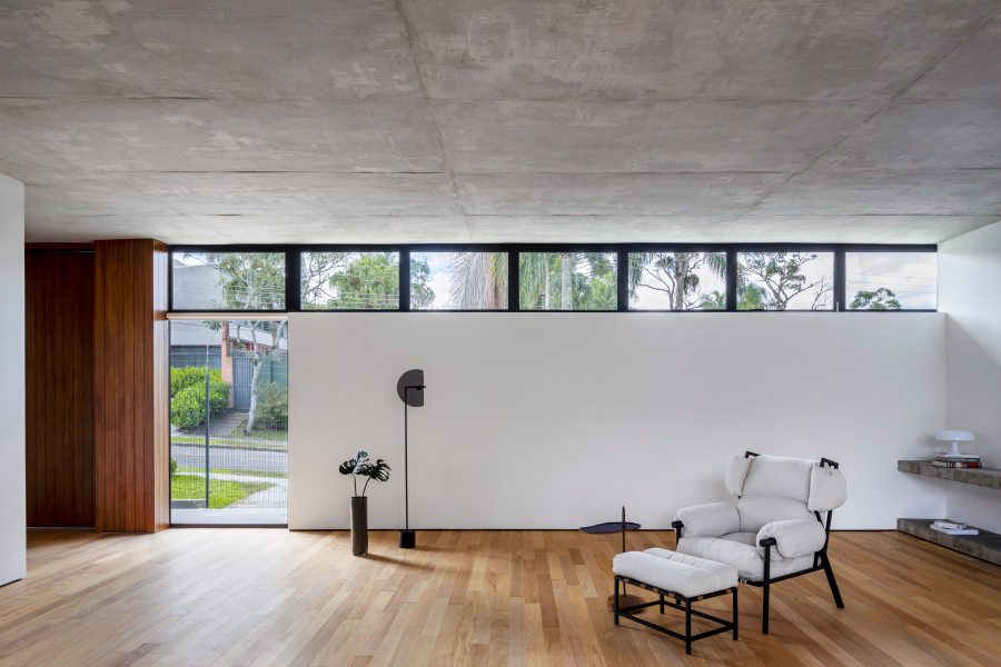 O branco intermedia o contraste do teto de concreto aparente e a madeira. Projeto: Leonardo M&uuml;ller Foto: Alessandro