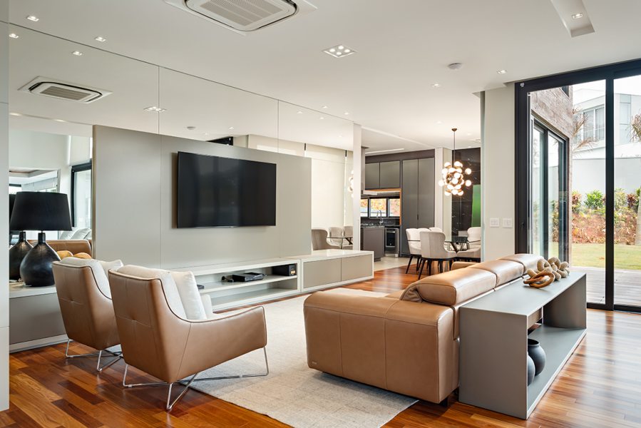 O sofá reclinável da Natuzzi protagoniza o décor da sala de TV