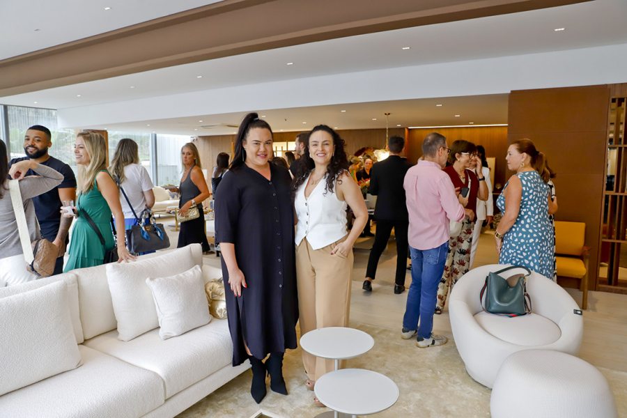 A designer Karol Suguikawa com a arquiteta Vivian Lazarotto