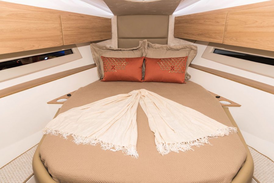 Enxoval técnico - A preferência é por tecidos leves de secagem rápida para reduzir odores e umidade no interior da lancha.