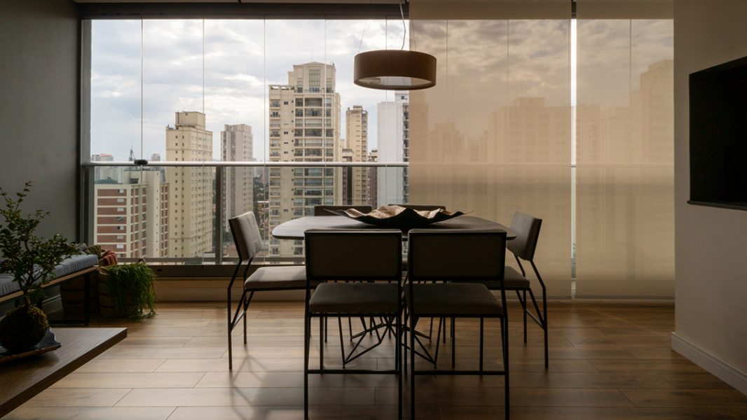 Além do tipo de envidraçamento, os condomínios determinam os modelos das persianas para manter a estética da fachada | Projeto: Freijó Arquitetura | Foto: Patricia Castilho.