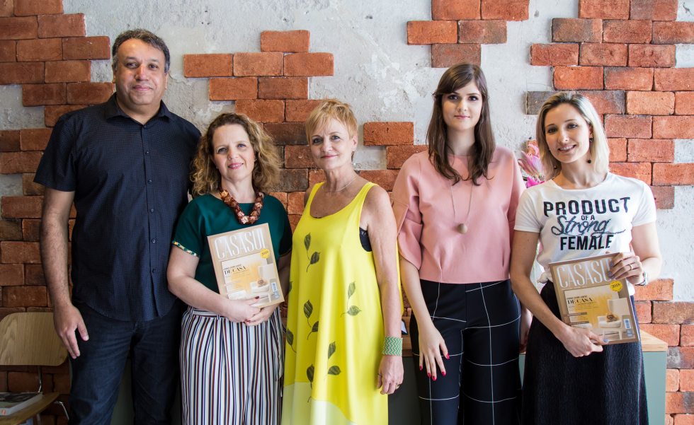 Da esquerda para a direita, Michel Lima, Ana Claudia Ramos, Eviete Dacol, Julia Ribeiro de Campos (publisher da Casa Sul) e Bianca Lombardi Da esquerda para a direita, Michel Lima, Ana Claudia Ramos, Eviete Dacol, Julia Ribeiro de Campos (publisher da Casa Sul) e Bianca Lombardi