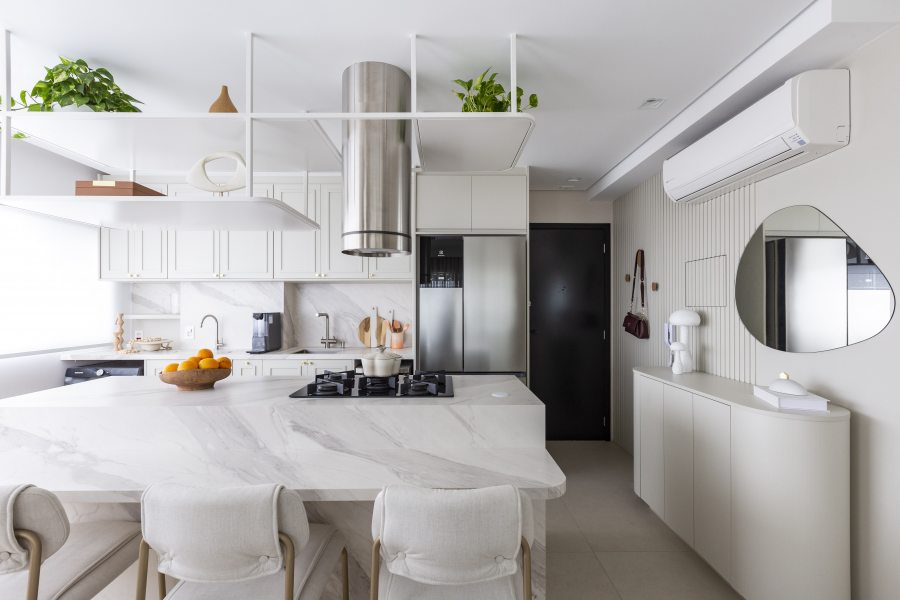 A base clara altera a leitura de texturas e evidencia o desenho natural da pedra. Projeto: Mari Milani Foto: Mariana Camargo