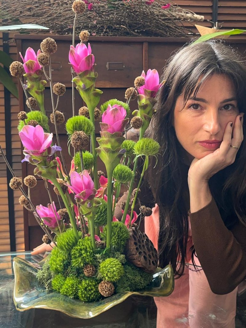A designer floral Manu Daher. 