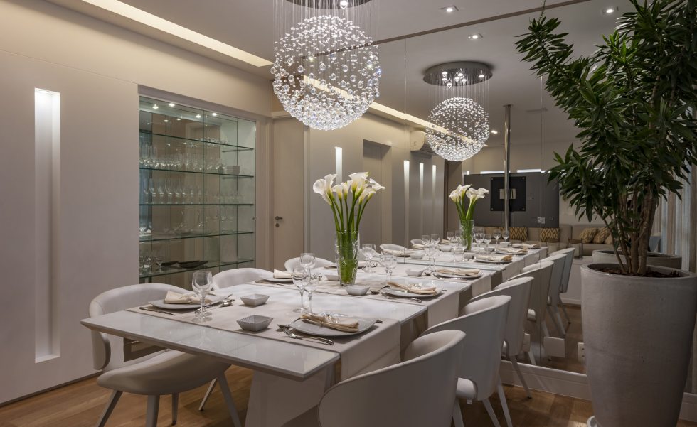 Nessa sala de jantar, a arquiteta Cristiane Schiavoni aproveitou o recuo para instalar uma cristaleira, aproveitando melhor o espaço disponível | Foto: Raul Fonseca Nessa sala de jantar, a arquiteta Cristiane Schiavoni aproveitou o recuo para instalar uma cristaleira, aproveitando melhor o espaço disponível | Foto: Raul Fonseca