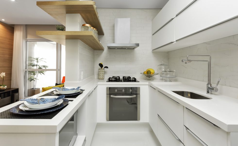 Os armários em branco deixam o ambiente clean Os armários em branco deixam o ambiente clean