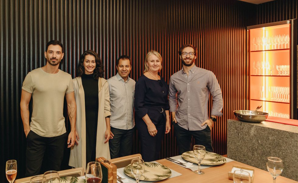 Edgard Corsi e Ana Carolina Boscardin, do escritório Boscardin.Corsi; o casal de empresários Rogério Lemos e Katy Zinke, da Masotti Curitiba e o empresário Juan Curuchet, da Temppo Móveis