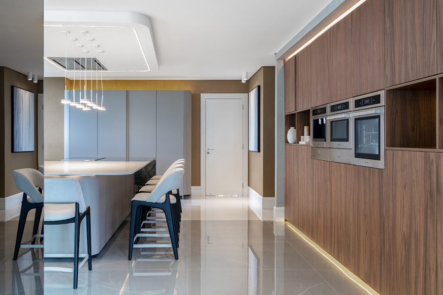 A marcenaria escura, presente em todo o projeto, cria unidade com os demais espaços do apartamento.