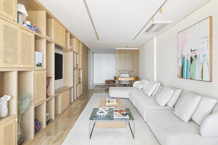 Sala longa e estreita: encostado na parede, o sofá alonga o ambiente. Modelo linear e claro valoriza a proporção da sala. Projeto Bruna Rody | Foto Caio Cesar 