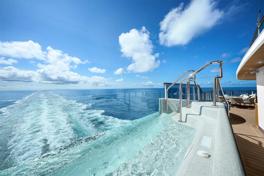 A banheira de hidromassagem com vista infinita se integra ao mar.  