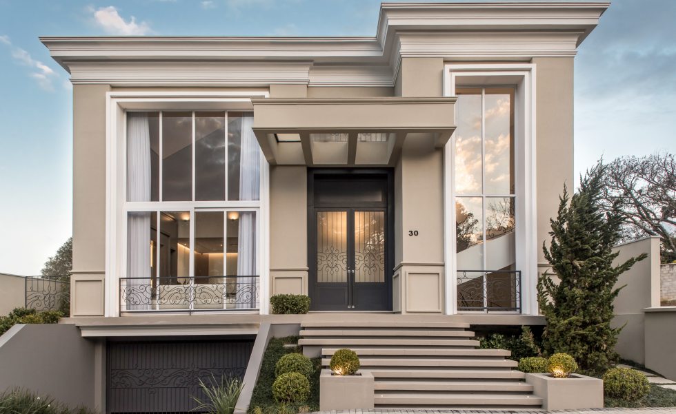 A fachada da casa assinada pela Arquitetare, de Elaine Zanon e Claudia Machado, construída pela Monreal 