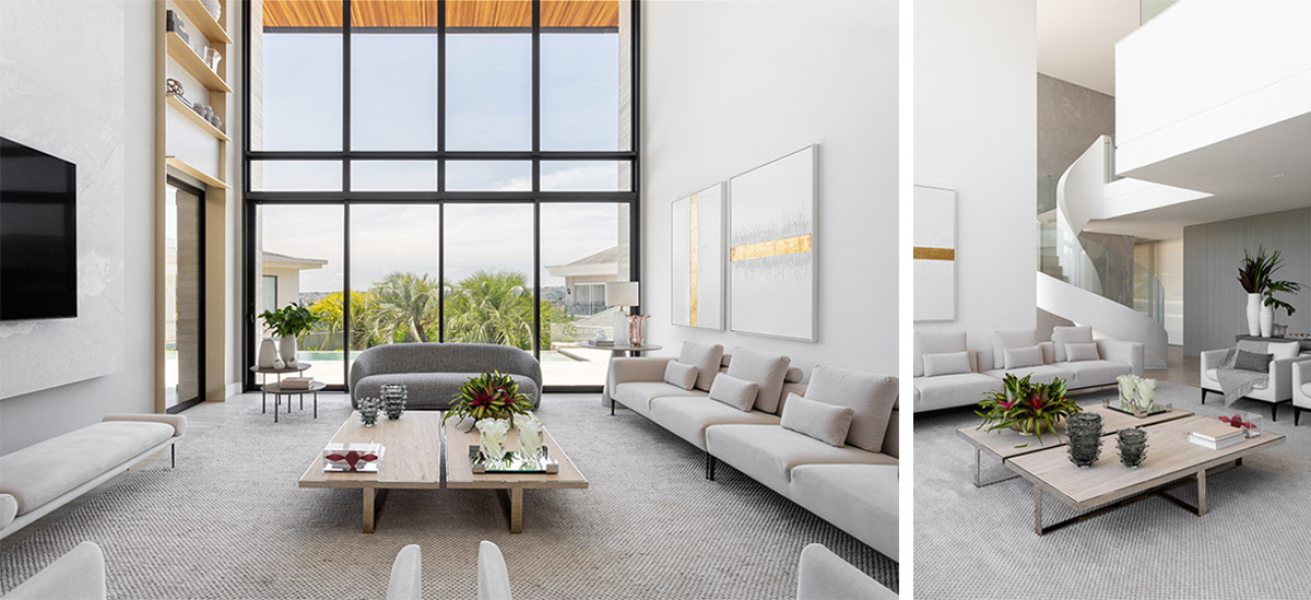 Com pé-direito duplo e amplas esquadrias que se abrem para o jardim interno, a sala de estar da casa potencializa a entrada de luz natural e estabelece uma forte conexão visual com a área externa. A escada helicoidal se destaca como elemento escultórico na área social da casa, reforçando a linguagem contemporânea e minimalista do projeto. Com guarda-corpo em vidro, a estrutura preserva a leveza visual do ambiente.